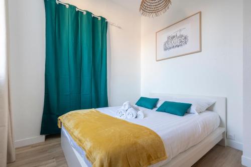 - une chambre avec un lit et un rideau vert dans l'établissement Le Puits d'Argent - Spacieux T2 au Coeur de Nantes, à Nantes