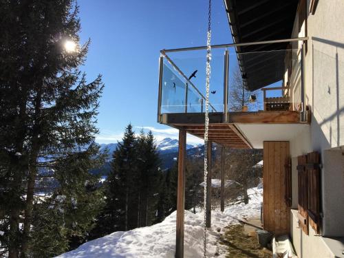 - un balcon dans la neige dans l'établissement Apartment Forigel UG by Interhome, à Valbella