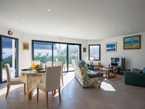 salon ze stołem i krzesłami w obiekcie Holiday Home Ericaro by Interhome w mieście Fouesnant