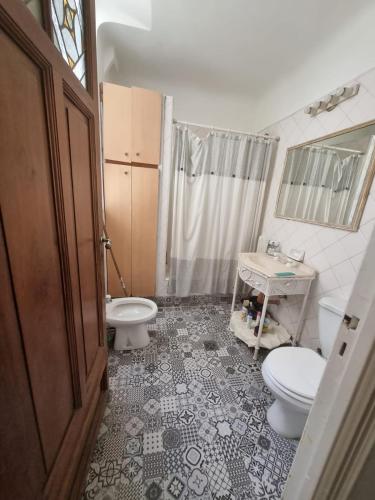 baño con 2 aseos y lavamanos en ANNIE HOUSE en Buenos Aires
