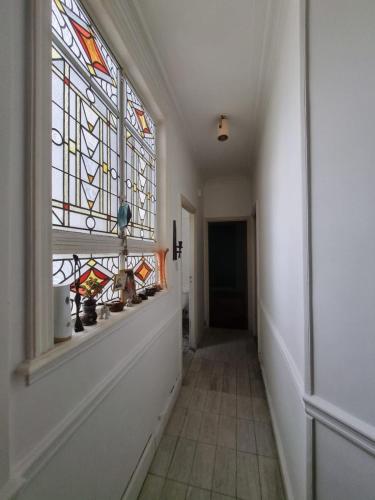 un pasillo con una vidriera en una casa en ANNIE HOUSE en Buenos Aires
