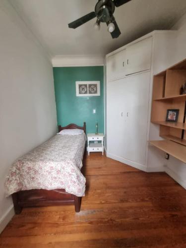 1 dormitorio con 1 cama y ventilador de techo en ANNIE HOUSE en Buenos Aires