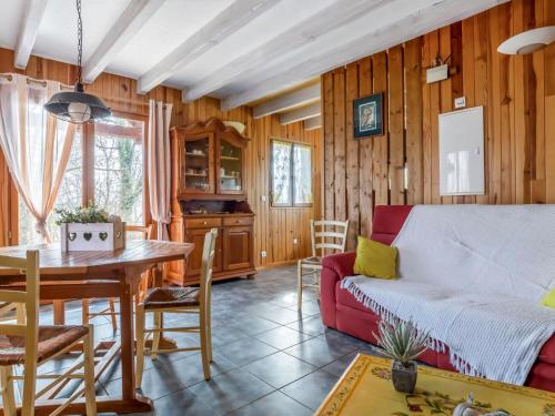 un salon avec un canapé et une table dans l'établissement Holiday Home Le Noisetier by Interhome, à Loupiac