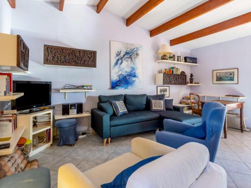 Televízia a/alebo spoločenská miestnosť v ubytovaní Apartment L'Olivastre by Interhome
