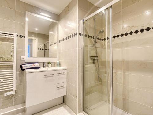 La salle de bains est pourvue d'une douche et d'une cabine de douche en verre. dans l'établissement Apartment Le 4 Mats-2 by Interhome, à Fréjus