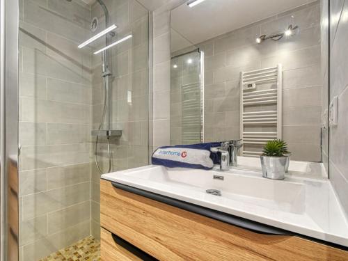 une salle de bain avec un lavabo blanc et une douche dans l'établissement Apartment Le Méditerranée-3 by Interhome, à Fréjus