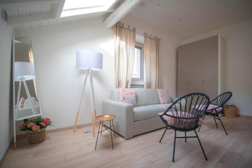 sala de estar con sofá y 2 sillas en Comonfive Apartments en Como