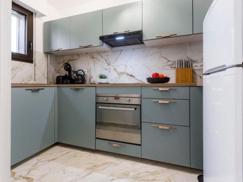 uma cozinha com armários cinzentos e um fogão em Apartment Jean Mermoz by Interhome em Deauville