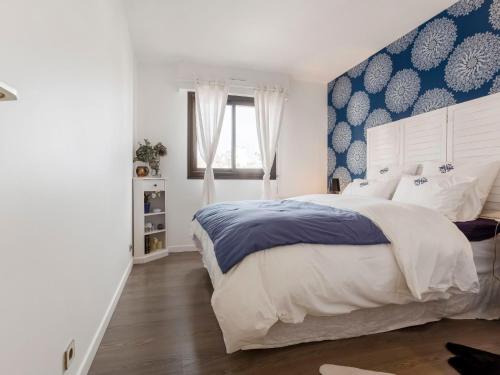 Tempat tidur dalam kamar di Apartment Jean Mermoz by Interhome