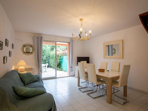 un salon avec une table et un canapé dans l'établissement Holiday Home Tahiti Parc-4 by Interhome, au Lavandou