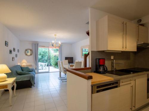 Kuchyňa alebo kuchynka v ubytovaní Holiday Home Tahiti Parc-4 by Interhome