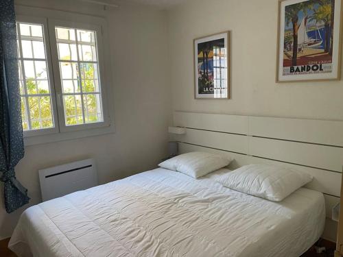 - un lit blanc dans une chambre avec 2 fenêtres dans l'établissement Appart-St Cyr sur Mer-La Madrague-4pers-Parking, à Saint-Cyr-sur-Mer