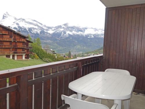 d'une table et de chaises blanches sur un balcon avec vue sur les montagnes. dans l'établissement Studio Saint-Gervais d'en Haut by Interhome, à Saint-Gervais-les-Bains