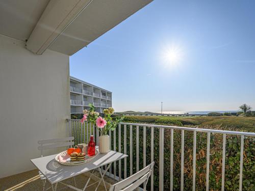 une table et des chaises sur un balcon avec vue sur l'océan dans l'établissement Studio Les Trois Iles-13 by Interhome, à Quiberon