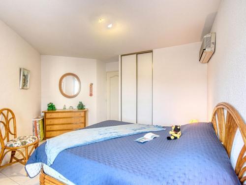 - une chambre dotée d'un lit bleu avec un animal rembourré dans l'établissement Apartment Le Consul-2 by Interhome, à Fréjus