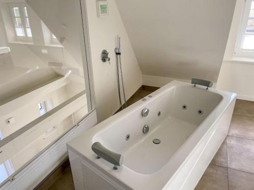 Ένα μπάνιο στο Holiday Home Steuerbord by Interhome