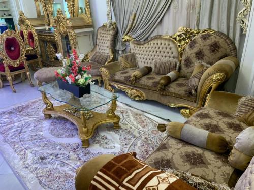 uma sala de estar com sofás e uma mesa em القاهرة no Cairo