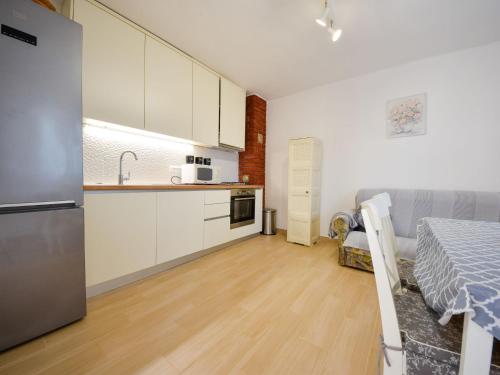 Dapur atau dapur kecil di Apartment Vukić-5 by Interhome