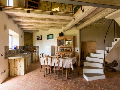 uma cozinha e sala de jantar com mesa e cadeiras em Holiday Home Cascina ConVista by Interhome em Grazzano Badoglio