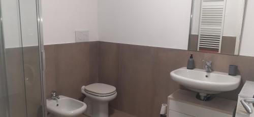 La salle de bains est pourvue d'un lavabo, de toilettes et d'un miroir. dans l'établissement B&B Daniela, à Darfo Boario Terme