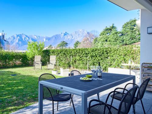 una mesa azul y sillas en un patio en Apartment Promessi Sposi by Interhome en Lecco