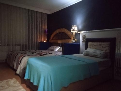 um quarto com 2 camas e um cobertor azul em Private Room in Istanbul #61 em Istambul