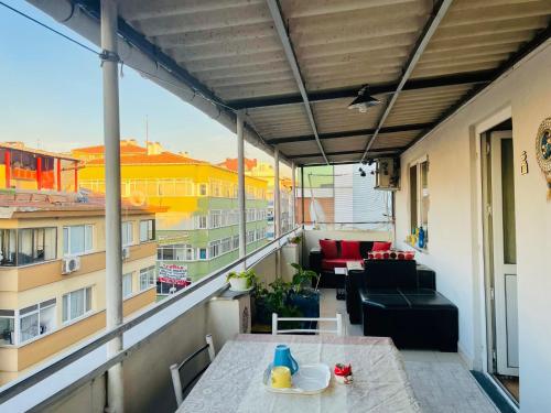 balcón con mesa y vistas a un edificio en Private Room in Istanbul #61 en Estambul