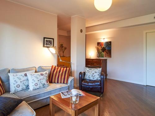 sala de estar con sofá y mesa en Apartment Promessi Sposi by Interhome en Lecco