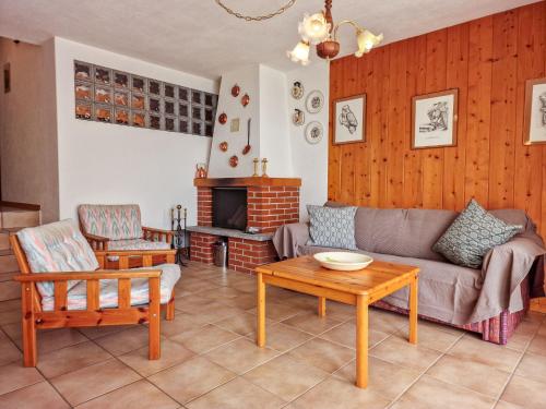 - un salon avec un canapé et une table dans l'établissement Apartment Rüthanet by Interhome, à Airolo