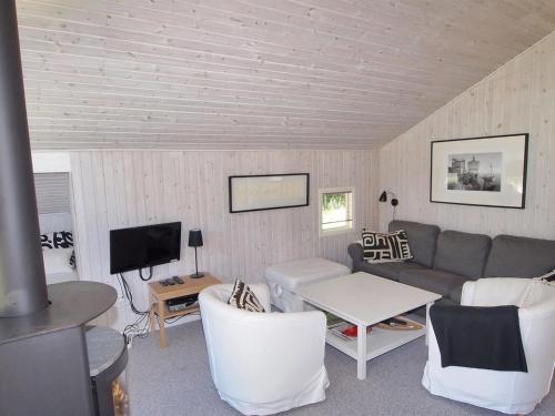 ein Wohnzimmer mit einem Sofa und einem Tisch in der Unterkunft Holiday Home Batsha - 350m from the sea in Sealand by Interhome in Tisvildeleje
