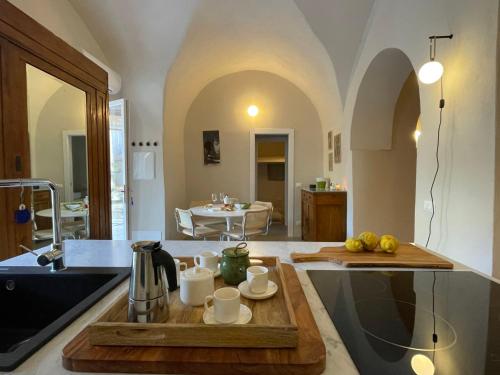 - une cuisine avec un comptoir avec une planche de coupe dans l'établissement Apartment La casa del Pier by Interhome, à Porto Maurizio