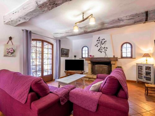 - un salon avec deux canapés violets et une cheminée dans l'établissement Holiday Home La Renardière by Interhome, à Le Tignet