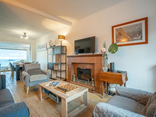 un salon avec une cheminée et une télévision dans l'établissement Holiday Home La longue vue by Interhome, à Saint-Malo