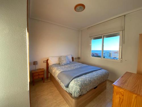 トレビエハにあるPiso Aromáticoの小さなベッドルーム(ベッド1台、窓付)