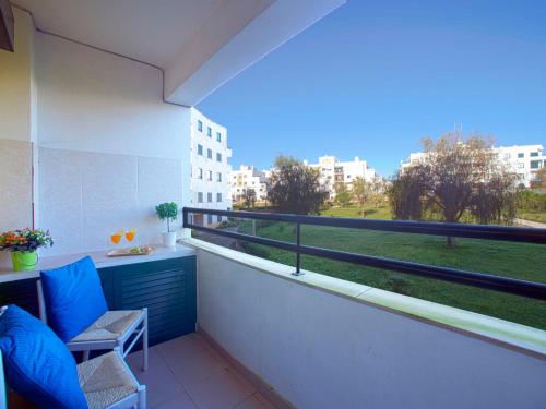 Elle comprend un balcon offrant une vue sur un parc. dans l'établissement Apartment Garden Place by Interhome, à Armação de Pêra