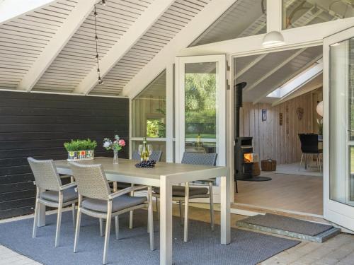 zona de comedor con mesa y sillas en el patio en Holiday Home Liselotta - 550m from the sea in Sealand by Interhome, en Hornbæk