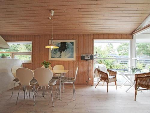 uma sala de jantar com mesa e cadeiras em Holiday Home Fasti - 300m from the sea in Sealand by Interhome em Gilleleje