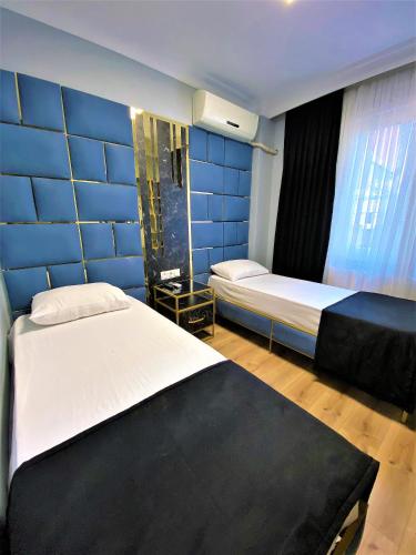 1 dormitorio con 2 camas y pared azul en Private Room in Istanbul #63 en Estambul