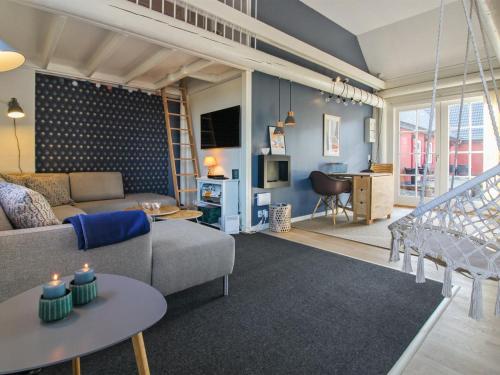 uma sala de estar com um sofá e uma mesa em Apartment Gisella - 6km from the sea in Bornholm by Interhome em Åkirkeby