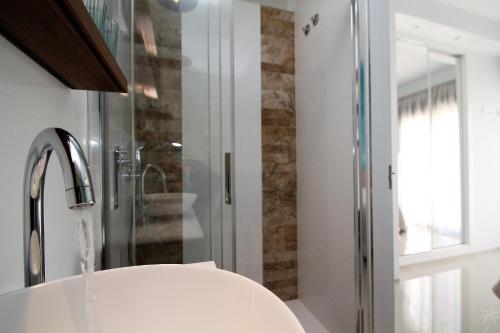 un baño con lavabo y ducha en Beach Avenue Residence, en Arenales del Sol