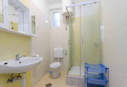 Koupelna v ubytování Apartments Darko