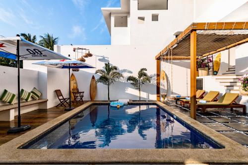 una piscina en medio de una casa en Punta Kai Hotel Hostal en Puerto Escondido
