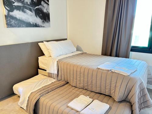 里約塞巴洛斯的住宿－Eos Sporthaus，两张睡床彼此相邻,位于一个房间里