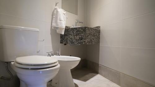 里約塞巴洛斯的住宿－Eos Sporthaus，白色的浴室设有卫生间和水槽。