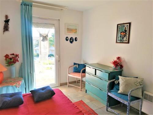 Cette chambre dispose d'un bureau, d'une chaise et d'une fenêtre. dans l'établissement Appartement La Tranquillita, proche plage, piscine, à Roquebrune-sur Argens