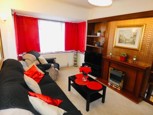 sala de estar con sofá y chimenea en SPACIOUS 3 BED HOUSE WITH PARKING & GOOD TRANSPORT en South Norwood