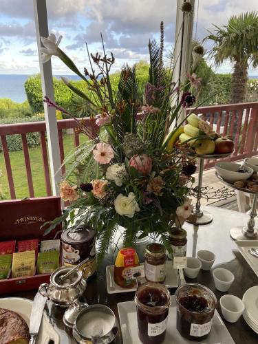 比达尔麦逊比斯塔埃德尔酒店的一张桌子上放着一大片花瓶