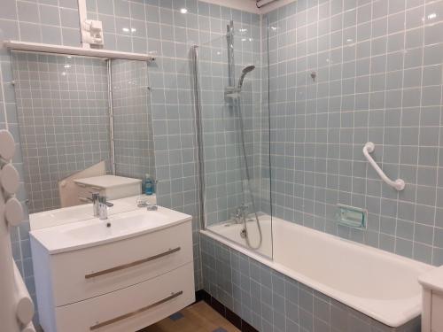 a bathroom with a sink and a tub and a shower at CENT UN... 