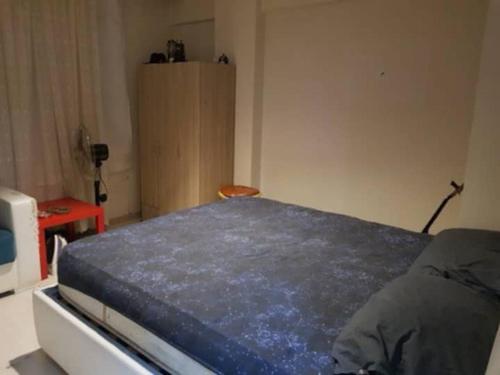 een slaapkamer met een bed met een blauwe deken erop bij Private Room in Istanbul #64 in Istanbul