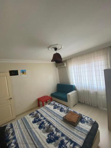 een slaapkamer met een bed en een blauwe stoel bij Private Room in Istanbul #64 in Istanbul